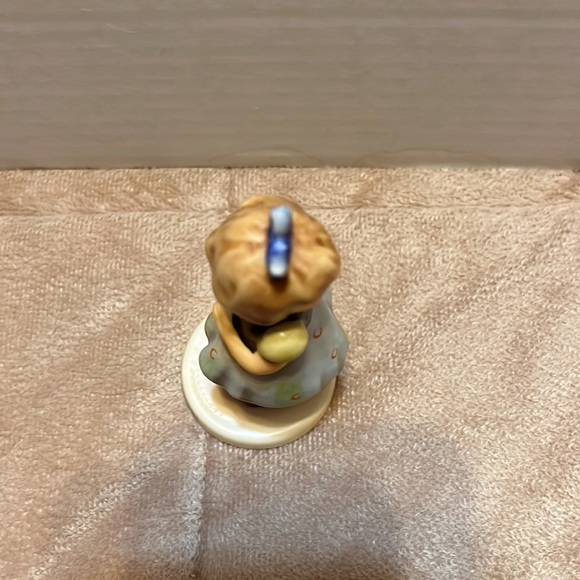 Goebel Hummel collector Club in box “Two Hands, One Treat” #493 Figurine - Picture 6 of 11